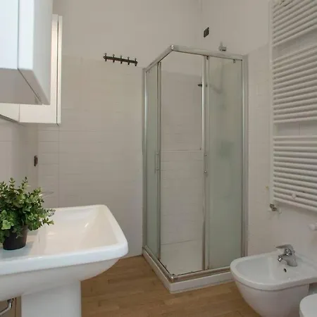 Stazione - Nuovo E Moderno Appartamento. Apartamento Milán